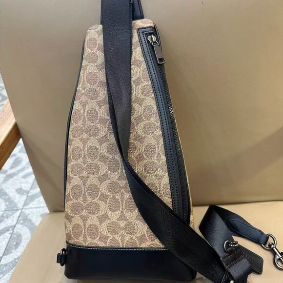 COACH Dominic Men's Chest Bag, size 18.5 x 37 x 6 cm - Picture 2 of 8